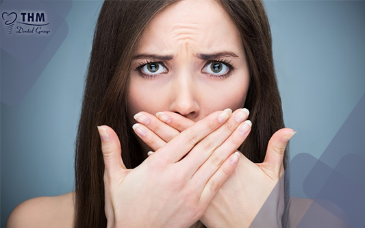 Bọc răng sứ không đúng cách sẽ gây ra tình trạng hôi miệng